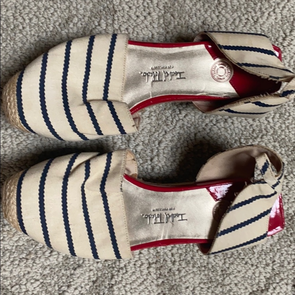 Wedges with strap